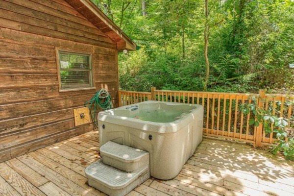 Treehouse Between Gatlinburg And Pigeon Forge. Pet Friendly! المظهر الخارجي الصورة